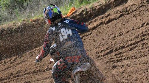 Cade dalla moto, quattordicenne grave