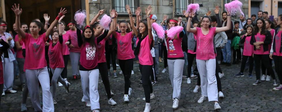 Flash mob in rosa contro il tumore al seno