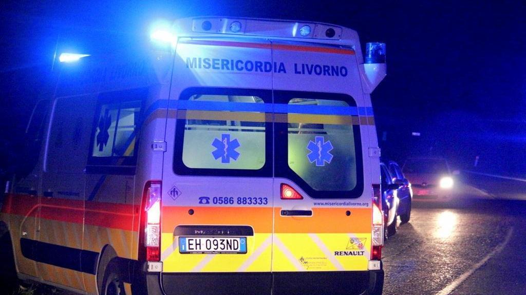 L'intervento dei volontari di una ambulanza della Misericordia di Livorno (foto d'archivio)