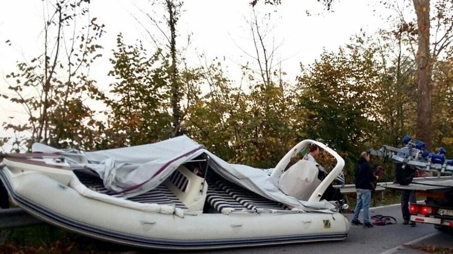 Auto perde il grande gommone