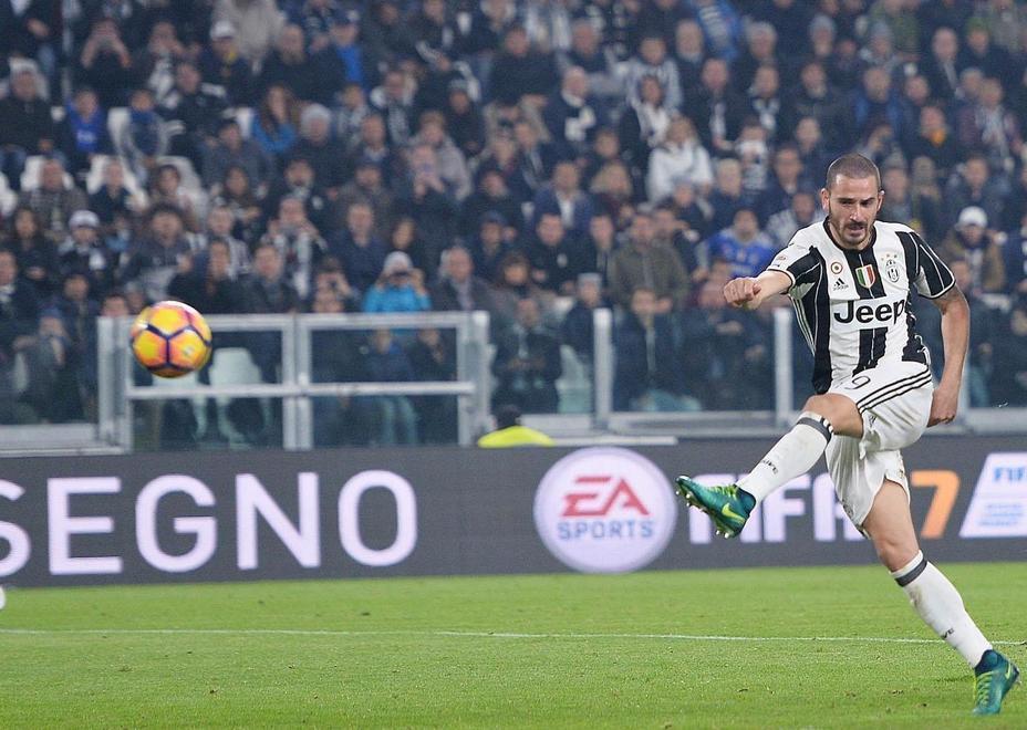Higuain stende il Napoli, la Juve vola 
