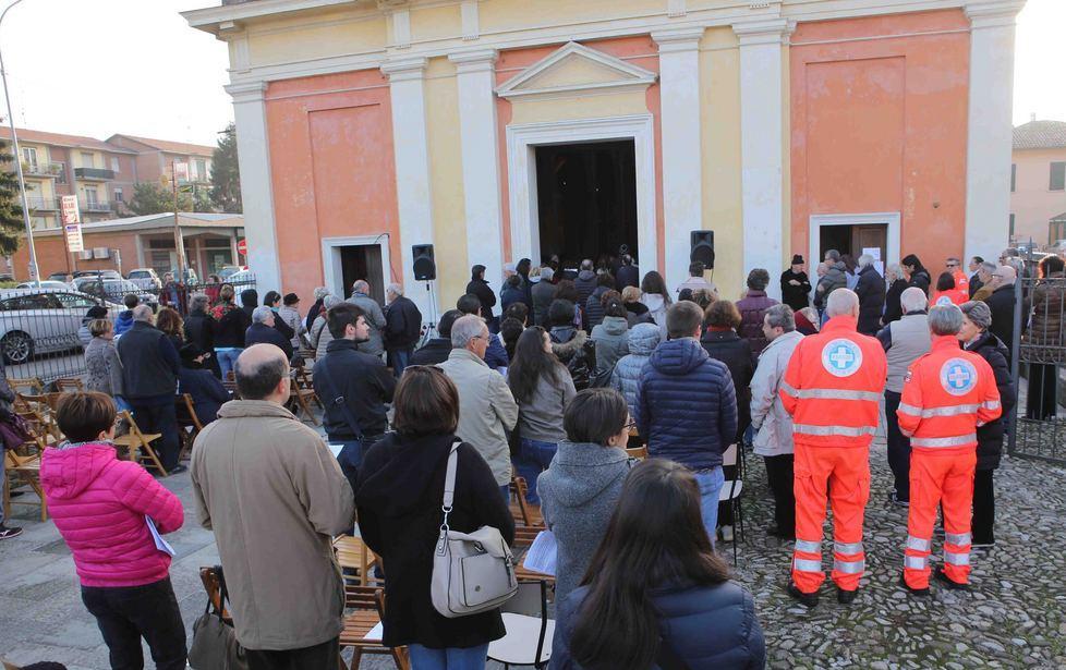 Chiesa gremita a Calerno per l’addio a don Lao