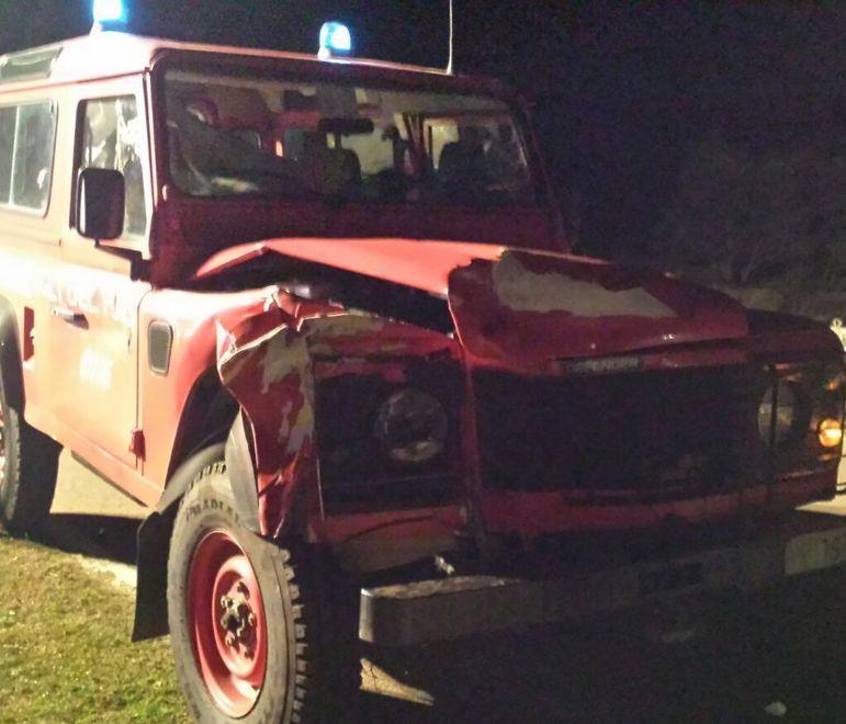 Lanusei, auto dei vigili del fuoco contro una mucca: un ferito