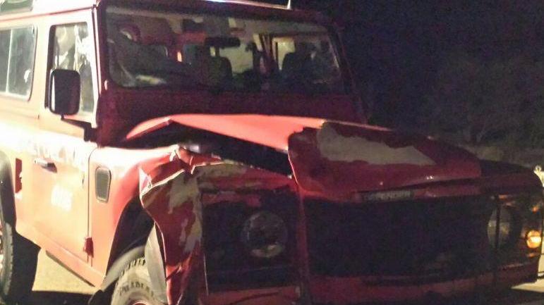 Lanusei, auto dei vigili del fuoco contro una mucca: un ferito