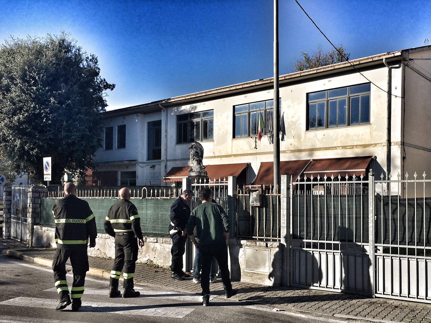 Sopralluogo dei vigili del fuoco a Vecchiano dopo le scosse di sabato sera