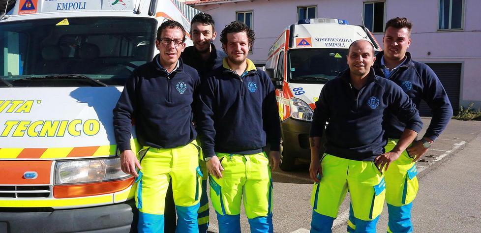 Volontari della Misericordia di Empoli impegnati nell'allestimento del mezzo in partenza per Assisi (Foto Sestini)