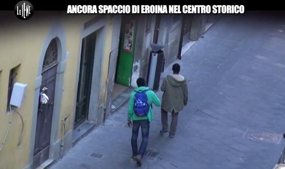 Due presunti spacciatori ripresi dalle Iene