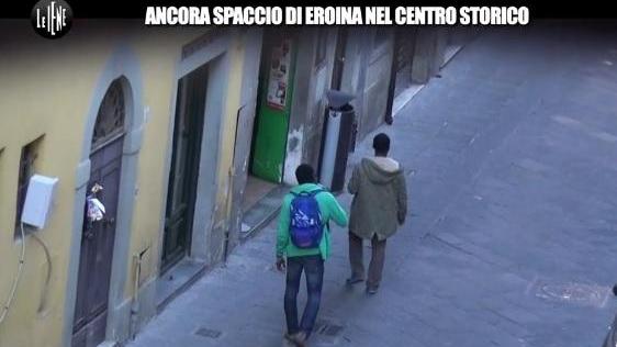 Due presunti spacciatori ripresi dalle Iene