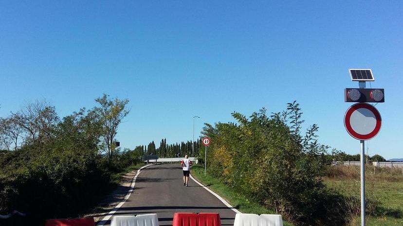 L'accesso sbarrato lungo la Strada del Commendone
