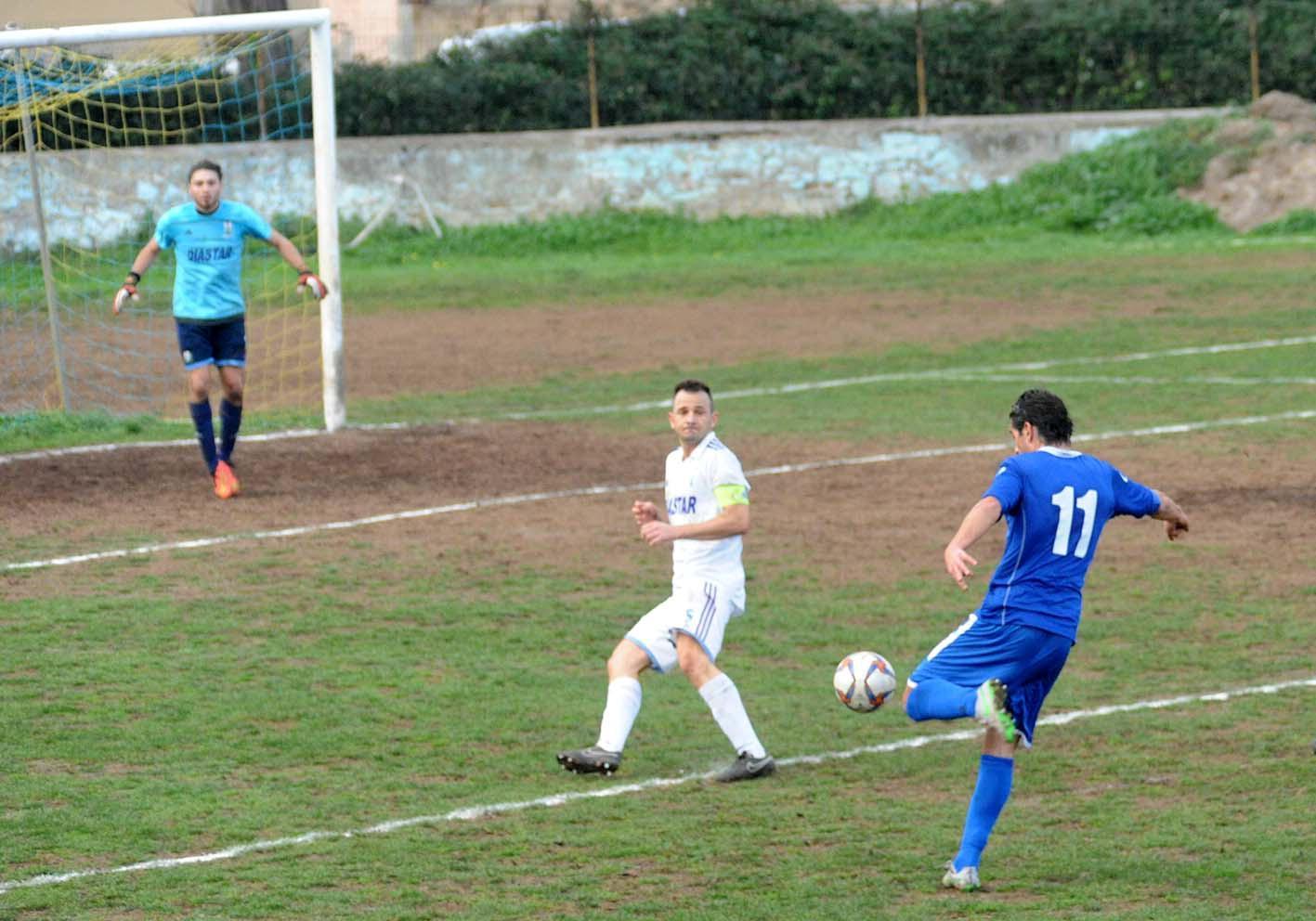 Giudici, qui al tiro, ha segnato il gol partita a Pietrasanta (foto Paolo Barlettani)