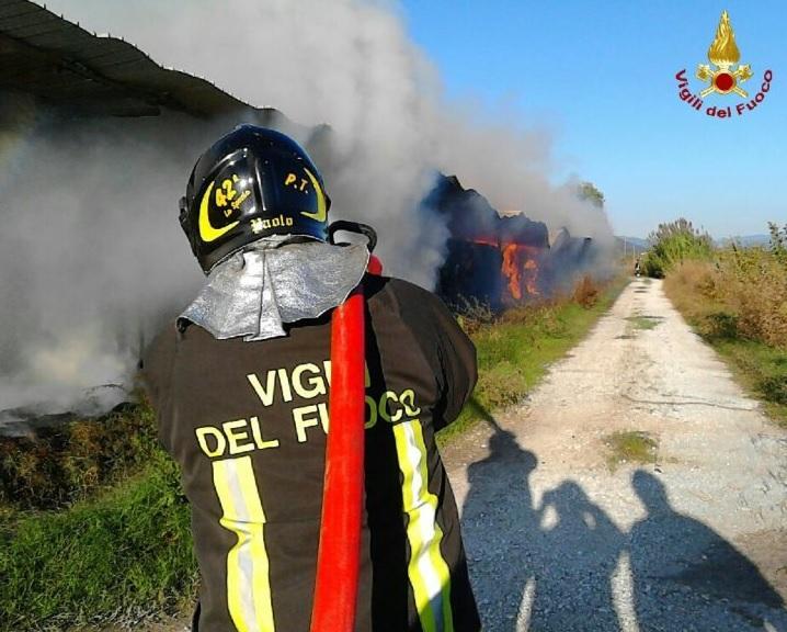 Esce ancora fumo dal fienile, il giorno dopo a Marinella c'è ancora paura