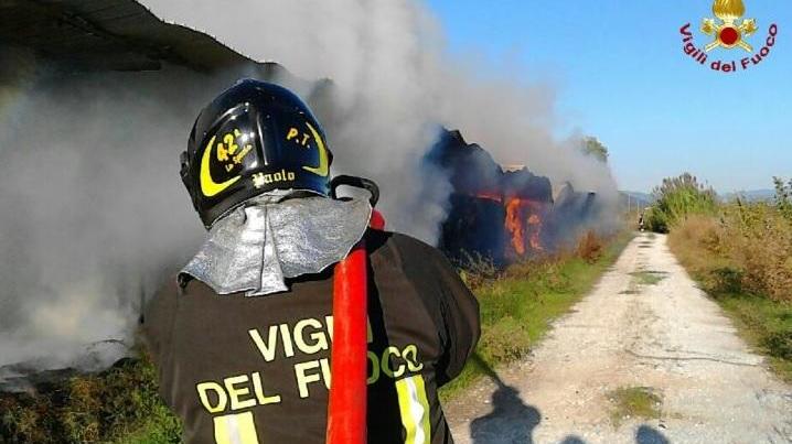 Esce ancora fumo dal fienile, il giorno dopo a Marinella c'è ancora paura