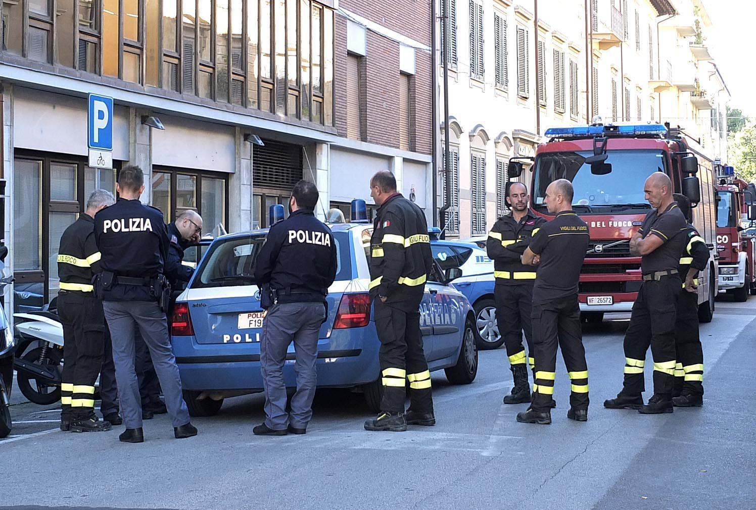 Polizia e vigili del fuoco in via Manzoni (Foto Muzzi-Renzullo)