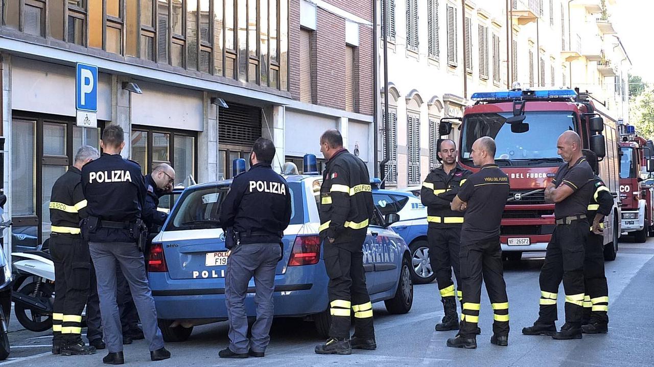 Polizia e vigili del fuoco in via Manzoni (Foto Muzzi-Renzullo)