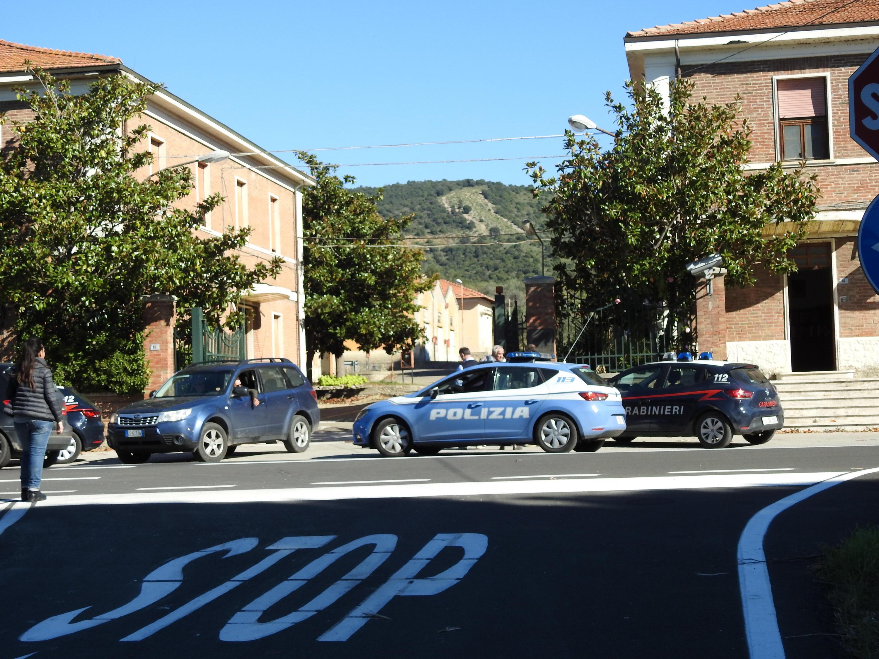 Polizia, carabinieri, guardia di finanza presidiano la Sipe Nobel (foto Enzo Russo)