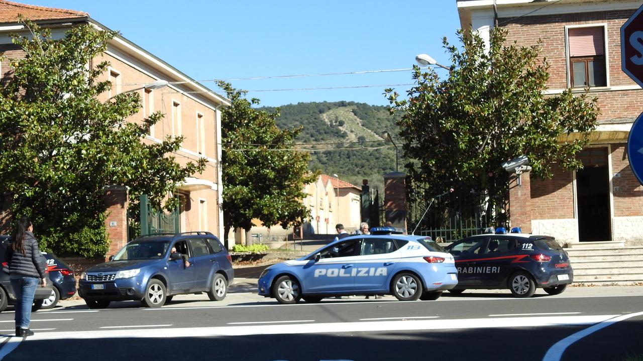 Polizia, carabinieri, guardia di finanza presidiano la Sipe Nobel (foto Enzo Russo)