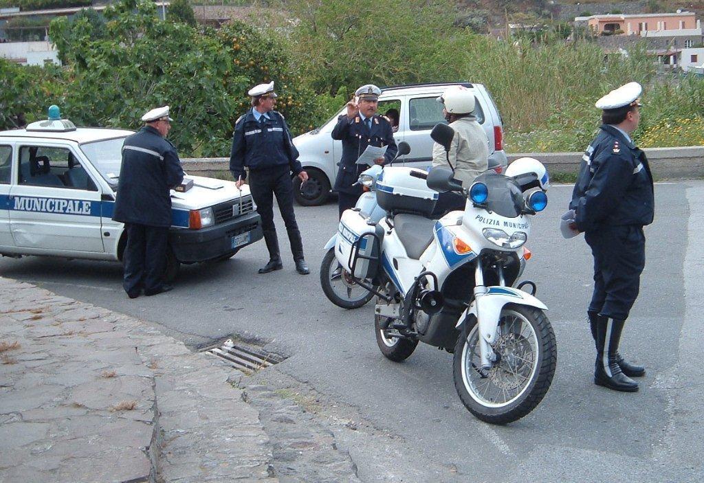 Cagliari: camion perde il carico sulla 195, traffico a rilento