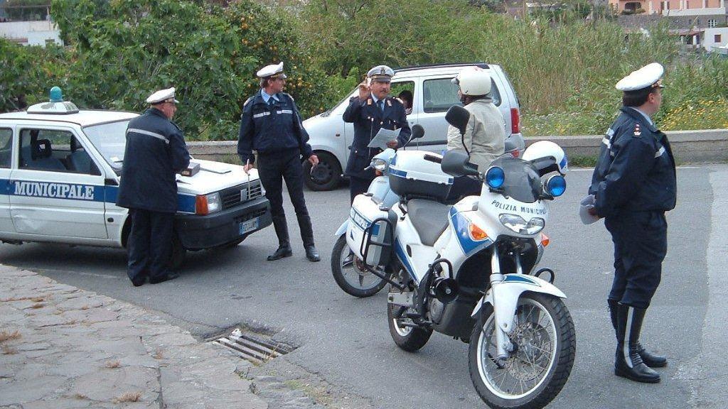Cagliari: camion perde il carico sulla 195, traffico a rilento