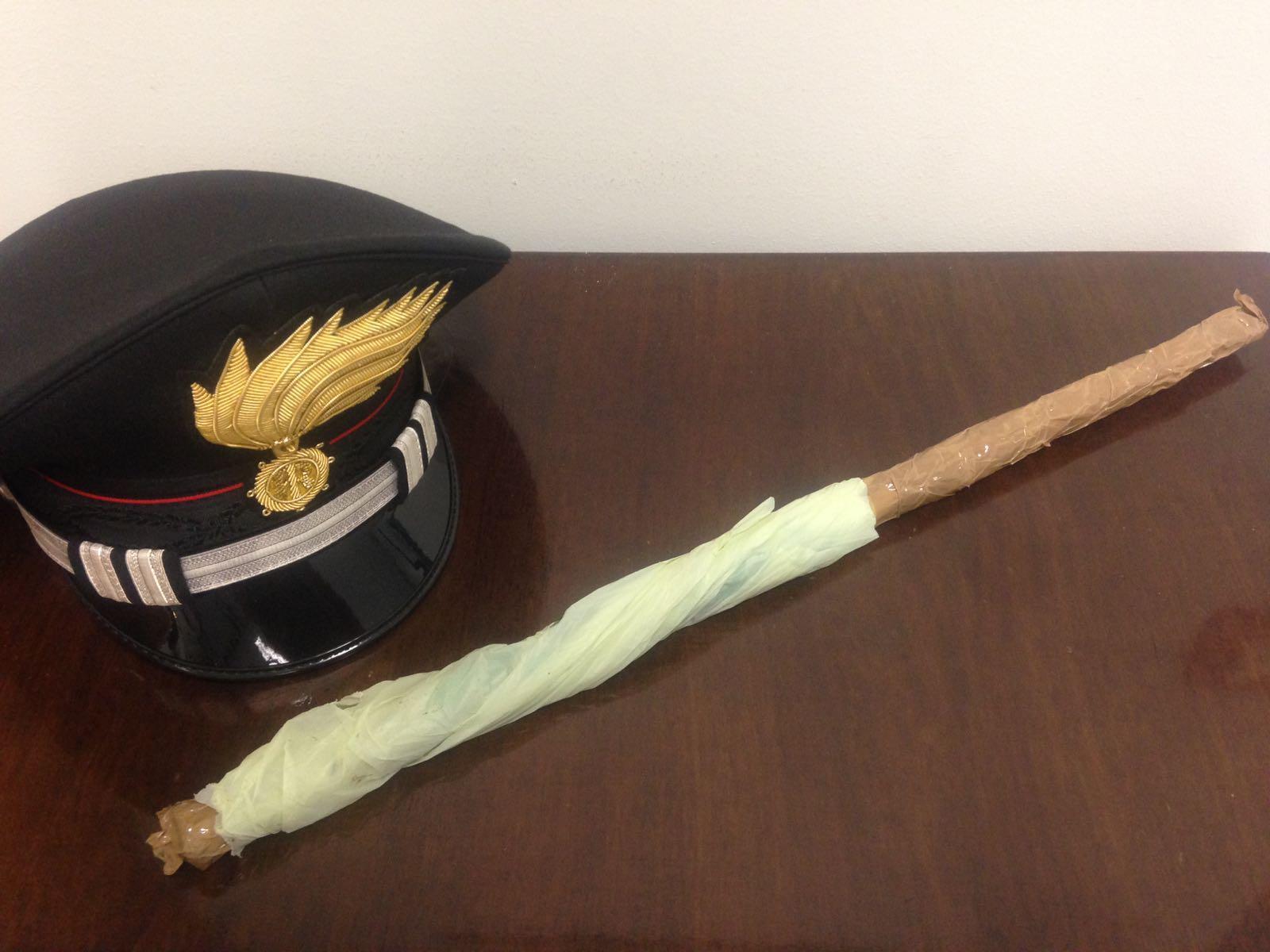 Il pezzo di ferro ricoperto di nastro adesivo usato come arma