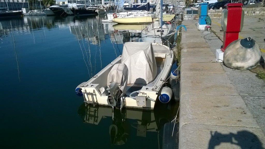 Una delle barche che hanno subito un furto