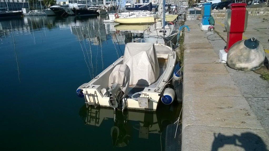 Una delle barche che hanno subito un furto