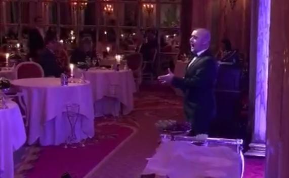 Giuseppe Serra mentre si esibisce al Ritz Carlton hotel