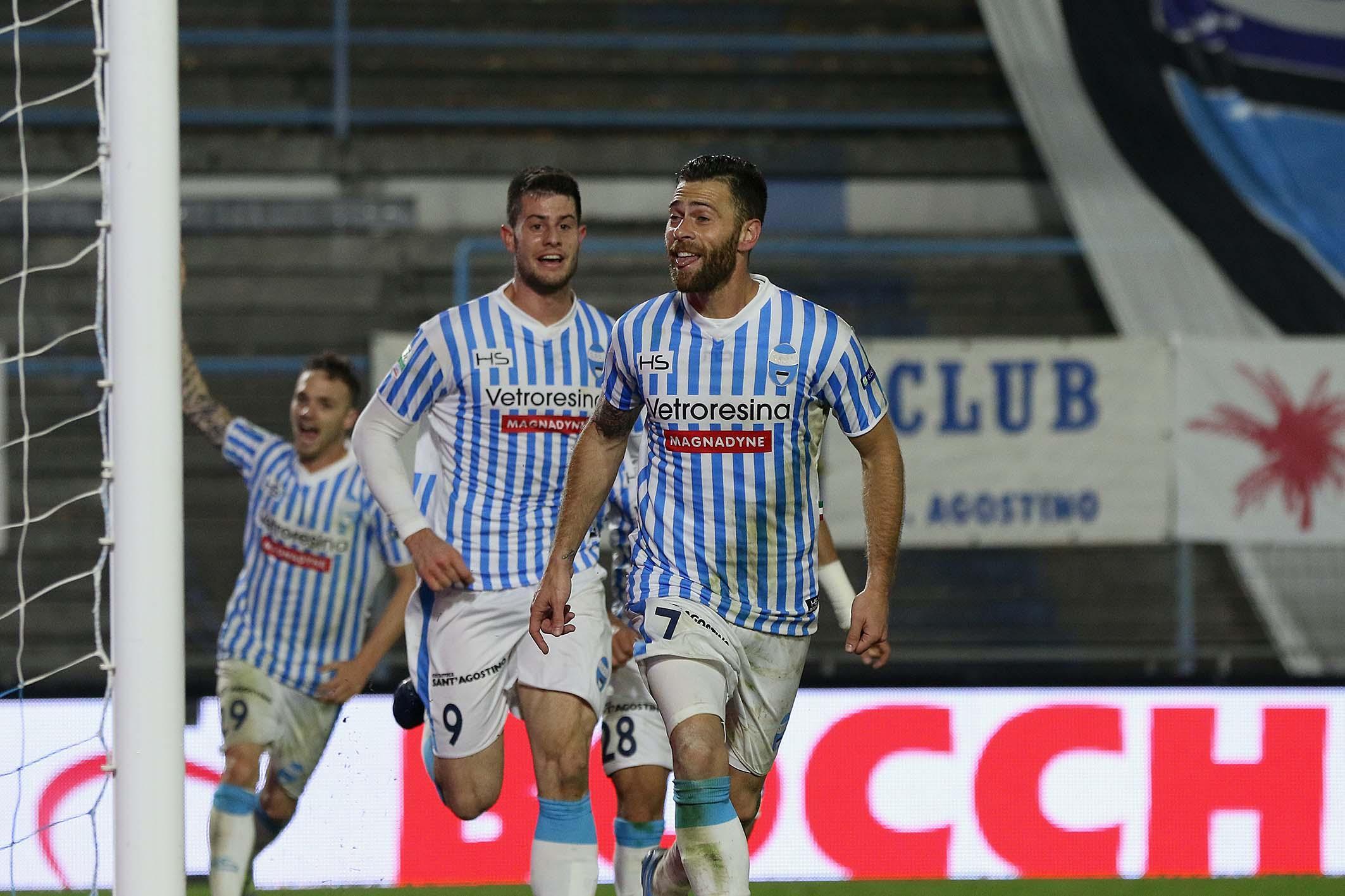 Antenucci festeggia la sua prima tripletta in maglia spallina e la vittoria contro l'Avellino