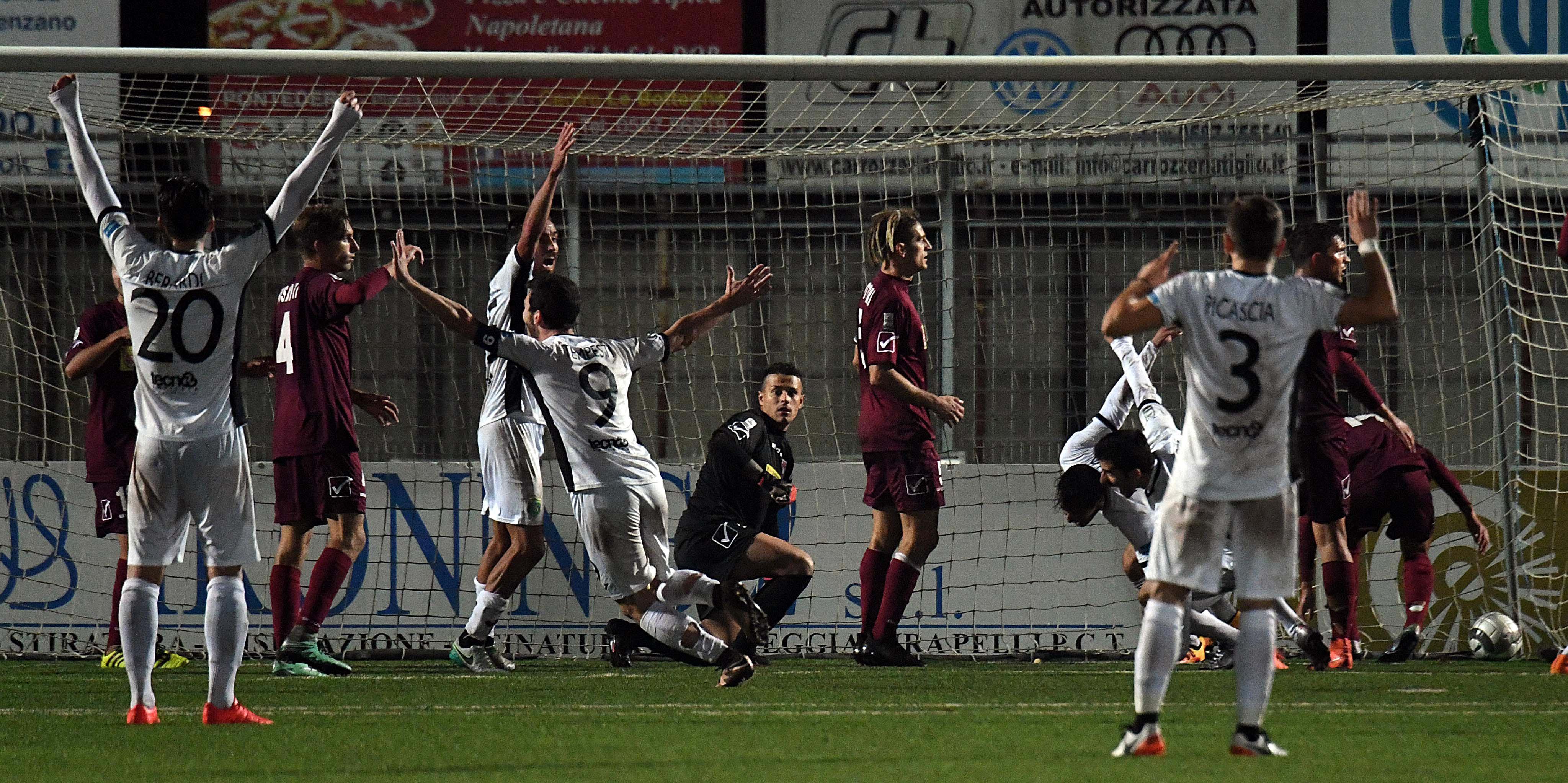 L'esultanza dei giocatori del Tuttocuoio dopo il gol del 2-1 di Tiritiello (Foto Franco Silvi)