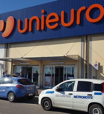 Ruba cinque cd da Unieuro bloccato dalla guardia