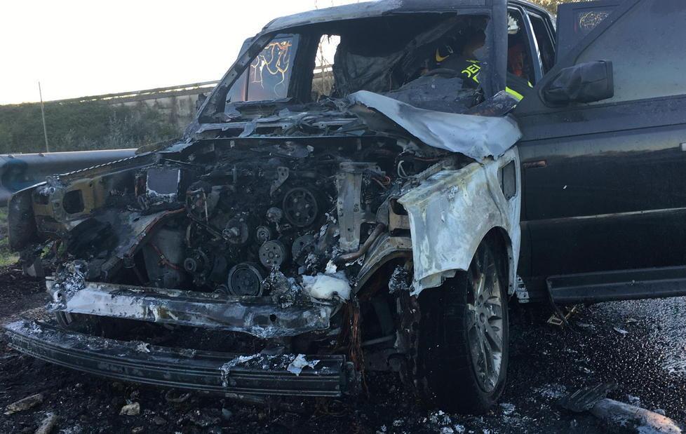 Auto a fuoco e un tamponamento 