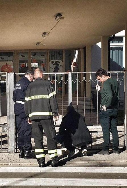 Sisma, tour di Angori nelle scuole del paese «Non ci sono danni» 