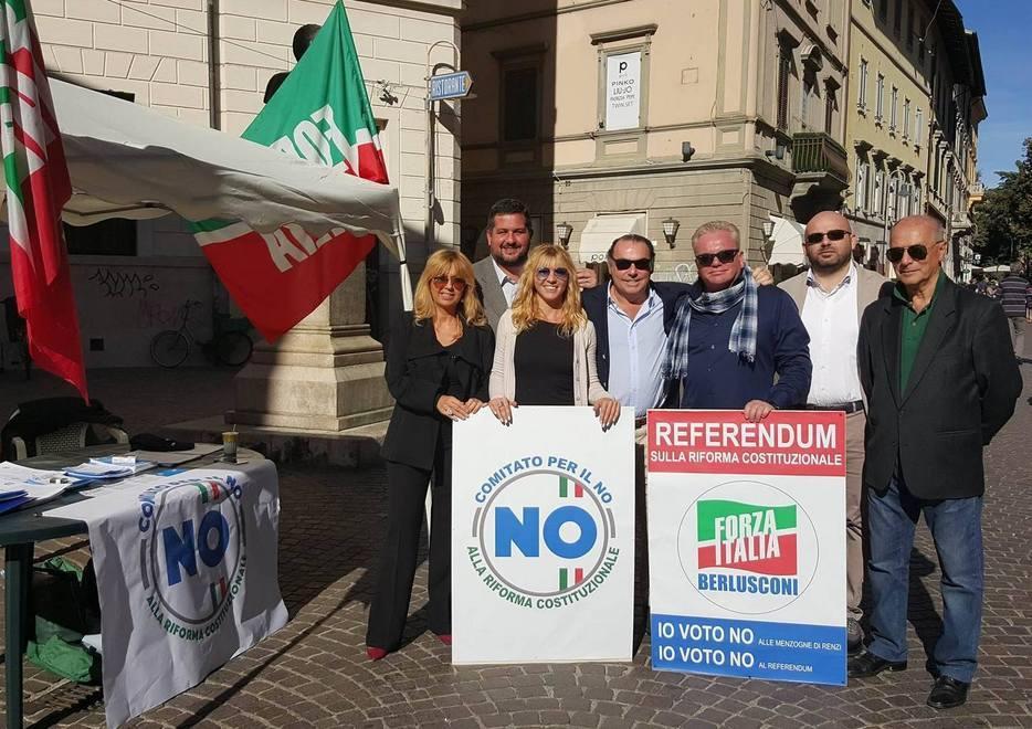 Forza Italia in piazza Socci: «Ecco perché votare no» 
