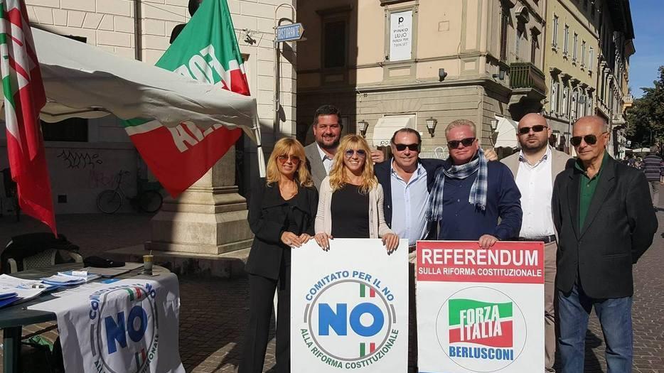 Forza Italia in piazza Socci: «Ecco perché votare no»