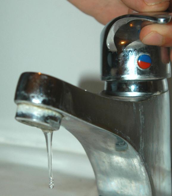 Troppa gente, l’acqua è scarsa L’allarme diramato da Geal