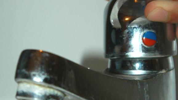 Troppa gente, l’acqua è scarsa L’allarme diramato da Geal