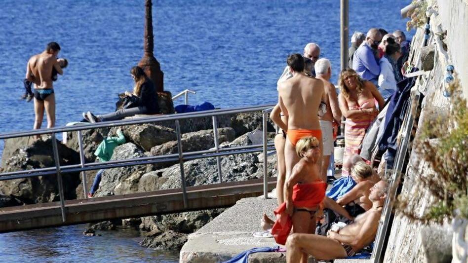 Tra bagni e tintarella al mare d’autunno con quasi 24 gradi