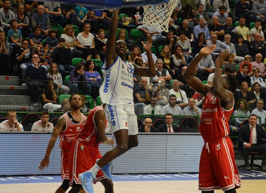 In casa è tutto un altro Banco spazzata via anche Pesaro 