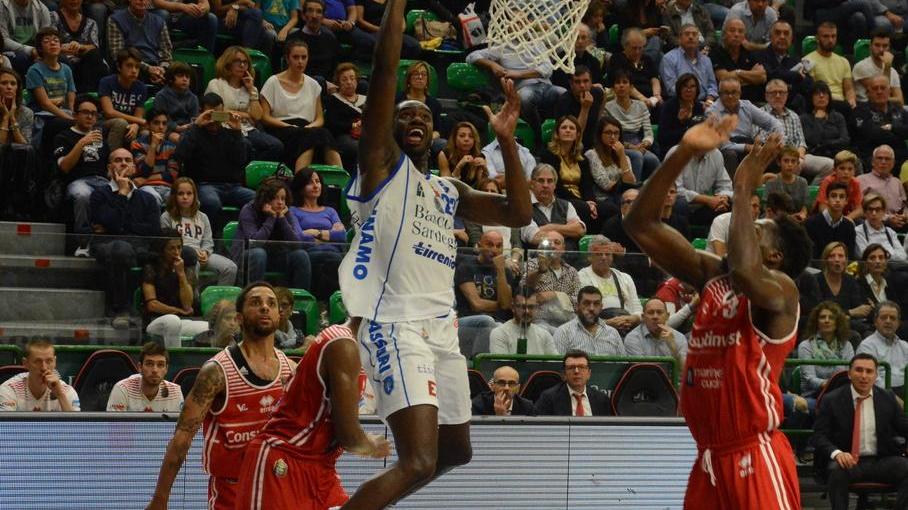 In casa è tutto un altro Banco spazzata via anche Pesaro