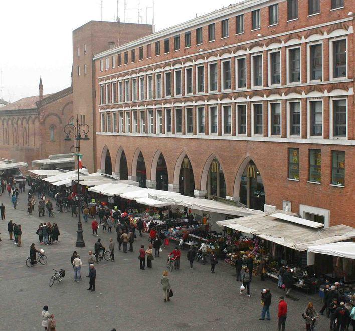 Il mercato del venerdì anticipato a domani mattina