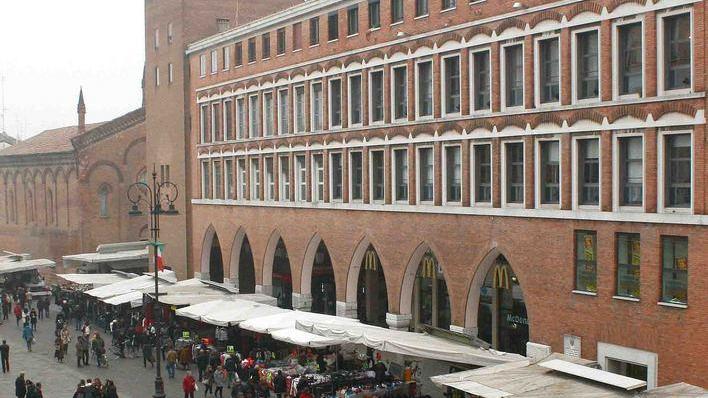 Il mercato del venerdì anticipato a domani mattina