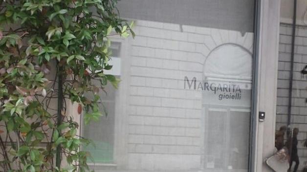 Colpo in gioielleria da 15mila euro