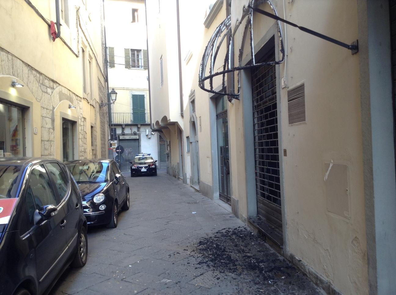 La tenda completamente distrutta del ristorante "Baghino" (Batavia)