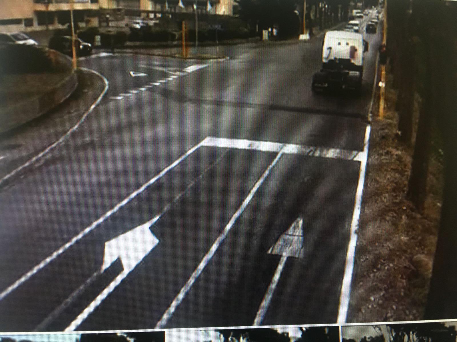 Il fermo immagine della zona con un  camion che "buca" il semaforo