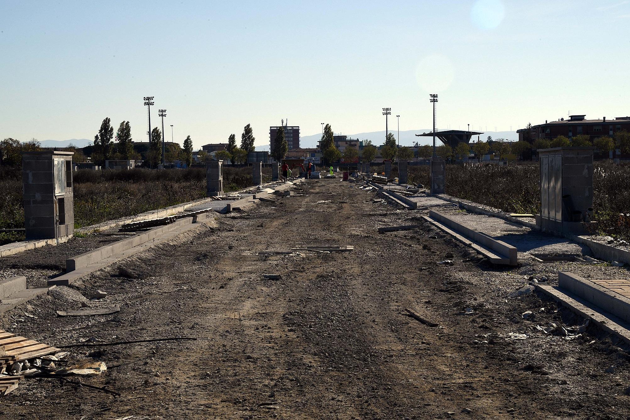 Una delle
strade
in via
di costruzione
nel nuovo
quartiere
Green Park
nei pressi
della
zona sportiva
di Pontedera
(foto
di Franco Silvi)

