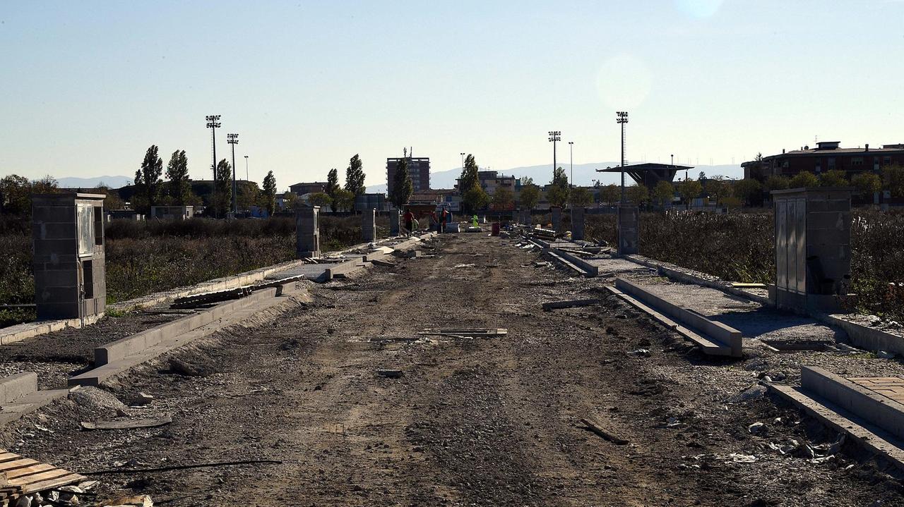 Una delle
strade
in via
di costruzione
nel nuovo
quartiere
Green Park
nei pressi
della
zona sportiva
di Pontedera
(foto
di Franco Silvi)