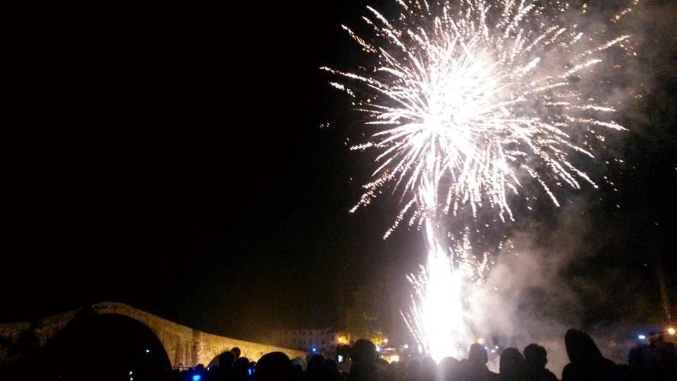 Fuochi d'artificio sopra il Ponte del Diavolo