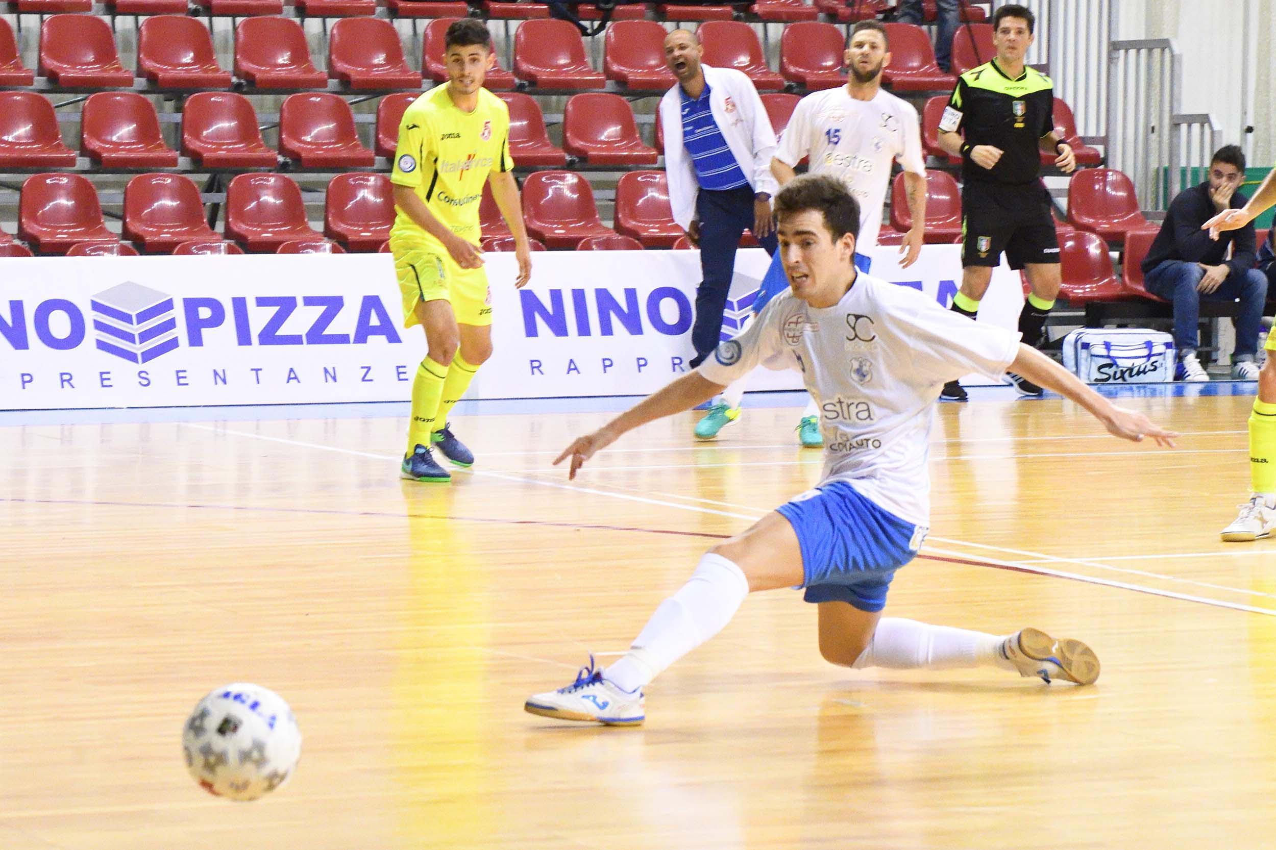 Un momento dell'incontro tra PesaroFano e Prato calcio a 5