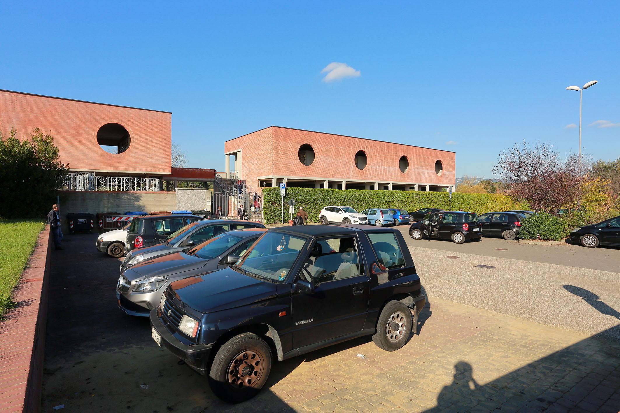 Il parcheggio del cimitero di Sovigliana (Foto Agenzia Carlo Sestini)