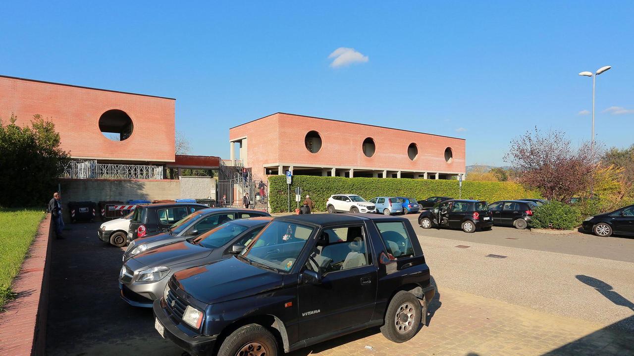 Il parcheggio del cimitero di Sovigliana (Foto Agenzia Carlo Sestini)