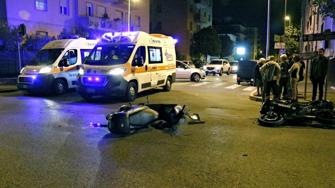Scontro tra moto e scooter in Coteto: feriti due giovani